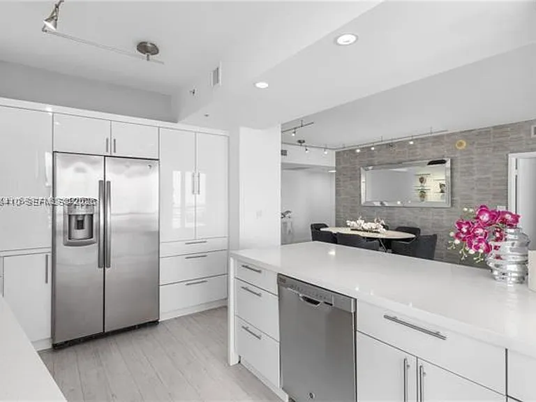 335 Biscayne #2309 — Photo 13