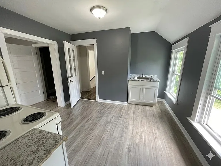 623 E 12th St #3 — Photo 3
