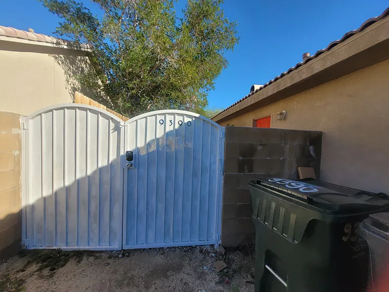 Large entrance to backyard, additional place for possible motor home