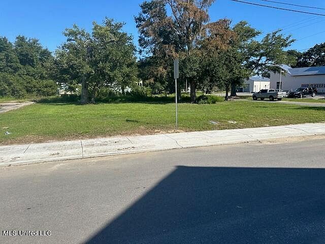 2nd image of 380 Meaut St