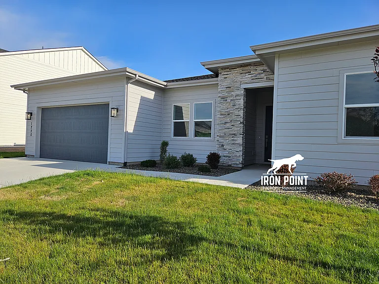 1220 W Grassland St — Photo 2