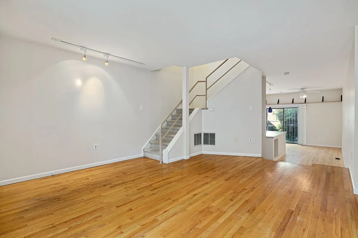 Building Photo - 1027 Carpenter St