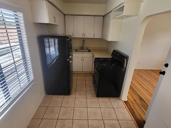 3rd image of 2519 Congress St #25175-B