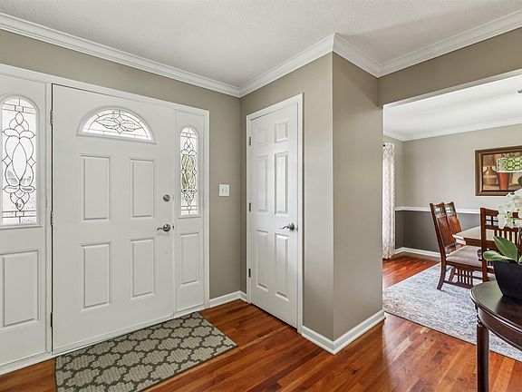3rd image of 1015 SE Applewood Ln