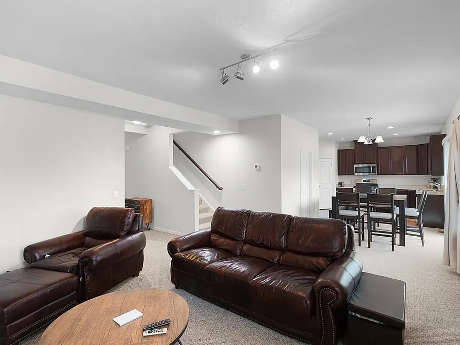 4 bed, 2.5 bath, 1950 sqft, $2,995 — Photo 4