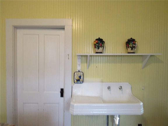 4th image of 618 Front St