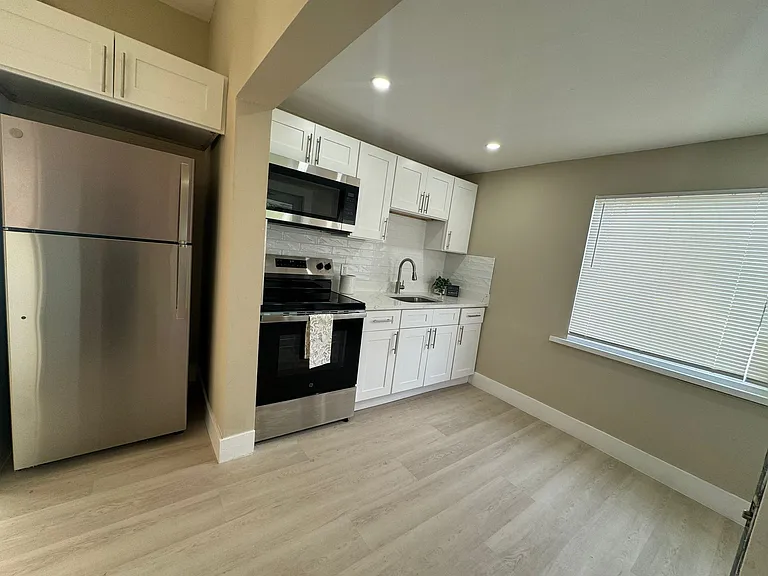 3424 Spruce St — Photo 2