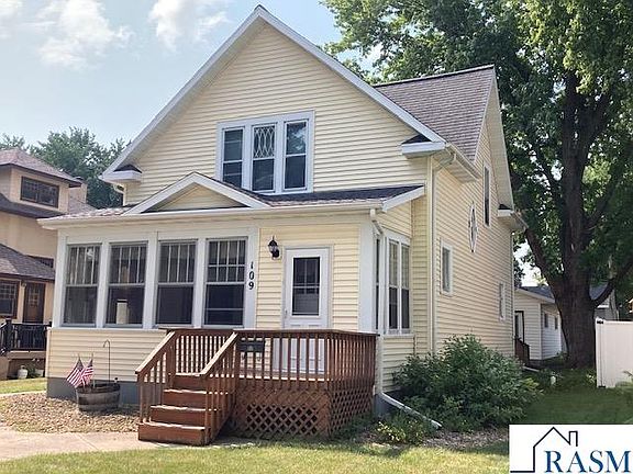 3rd image of 109 Maple St SW