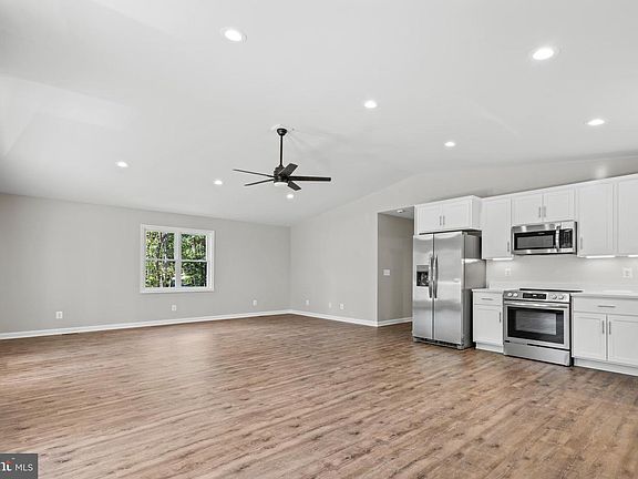 3rd image of 172 Martins Farm Rd