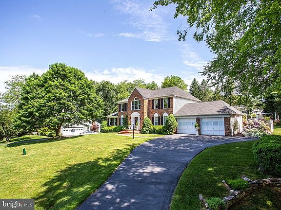 3rd image of 20 Cabin Creek Ct