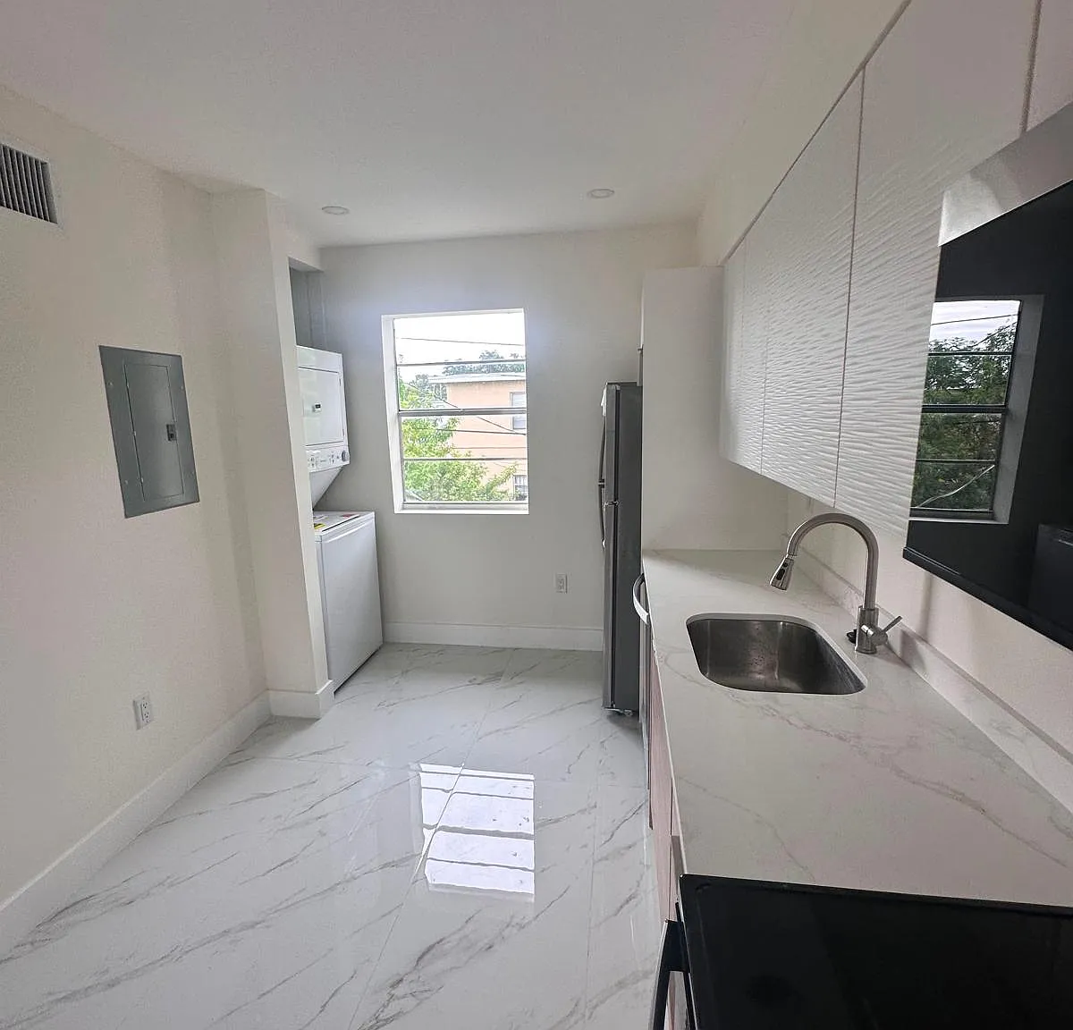 2 bed, 950 sqft, $2,000 — Photo 2