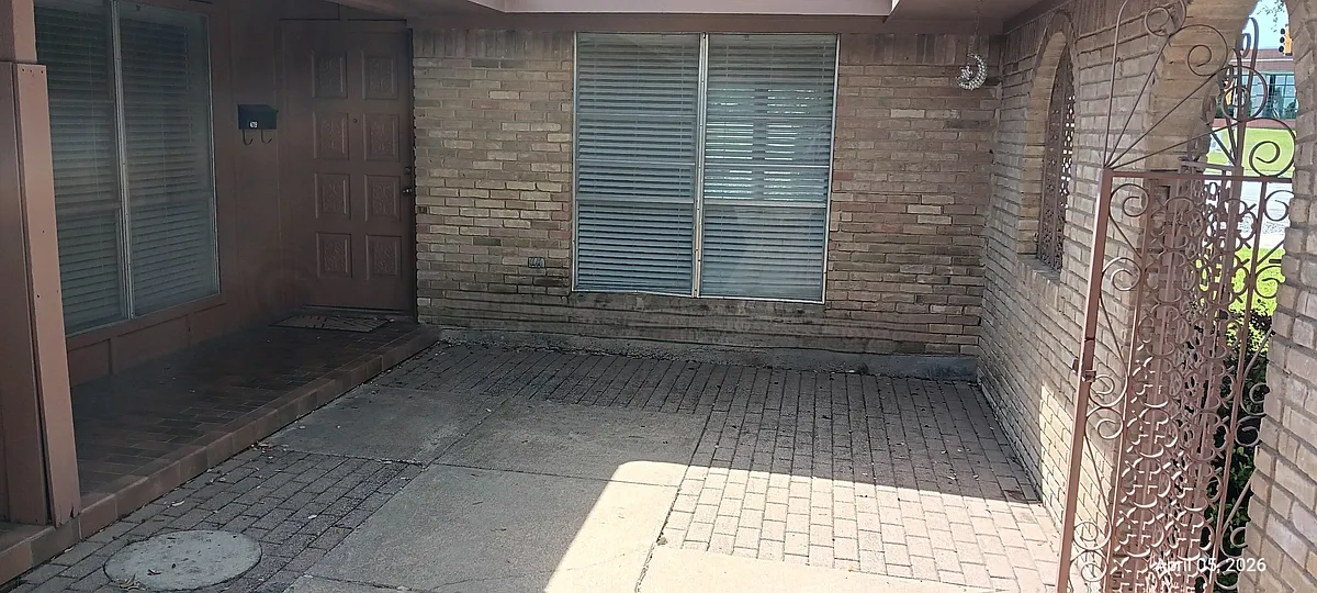 Courtyard & front porch - 4719 Briarhaven Rd