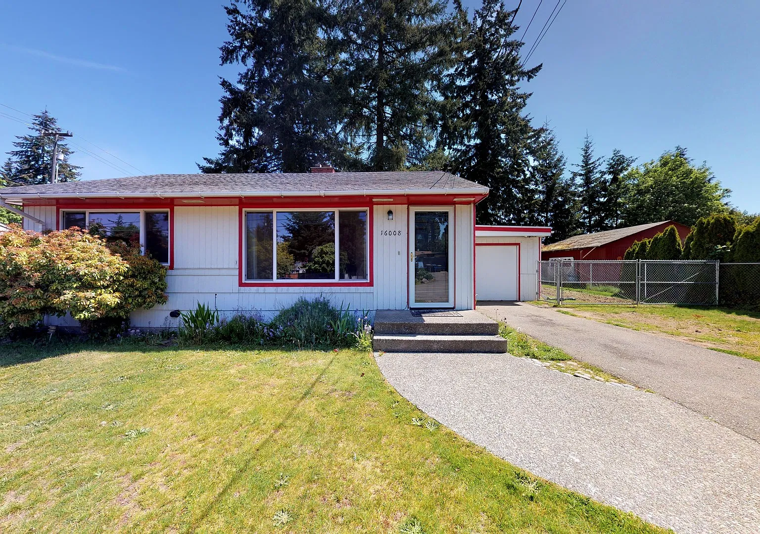 Cozy 2 Bedroom, 1 Bath Home in Burien — Photo 1