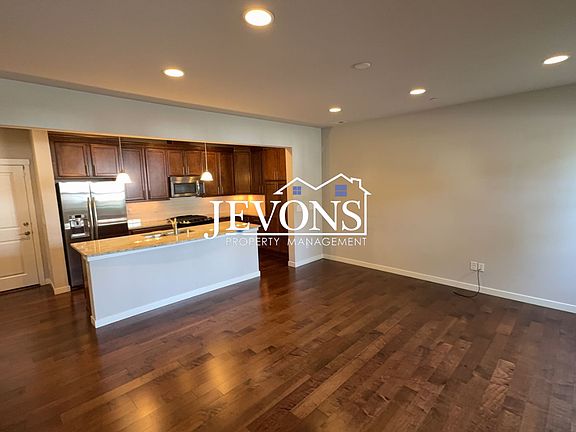 3rd image of 1399 NE Hickory Ln