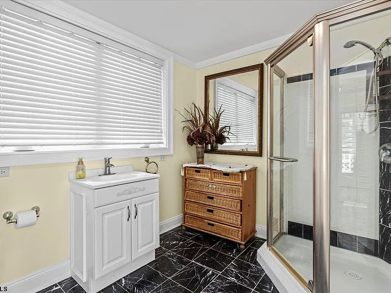 104 S Oakland Ave — Photo 12