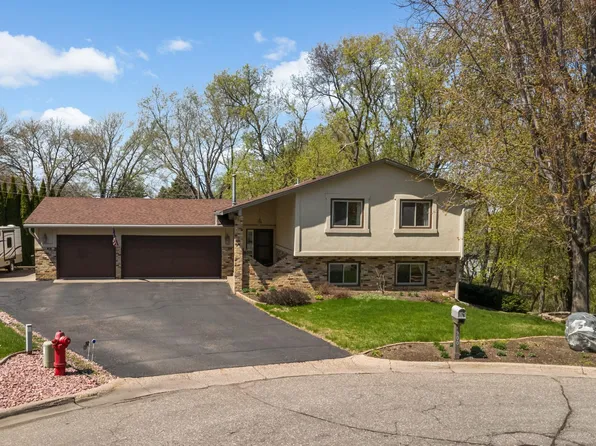 900 Garrison Ct, Burnsville, MN 55337