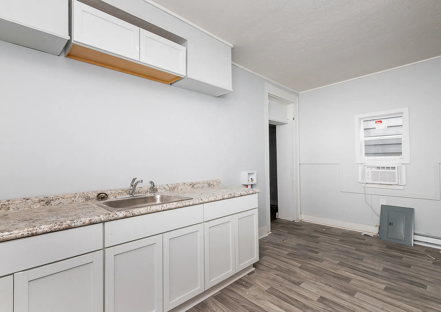 1721 West Oak St - 1 — Photo 2