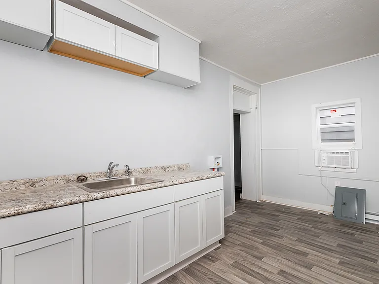 1721 W Oak St — Photo 9