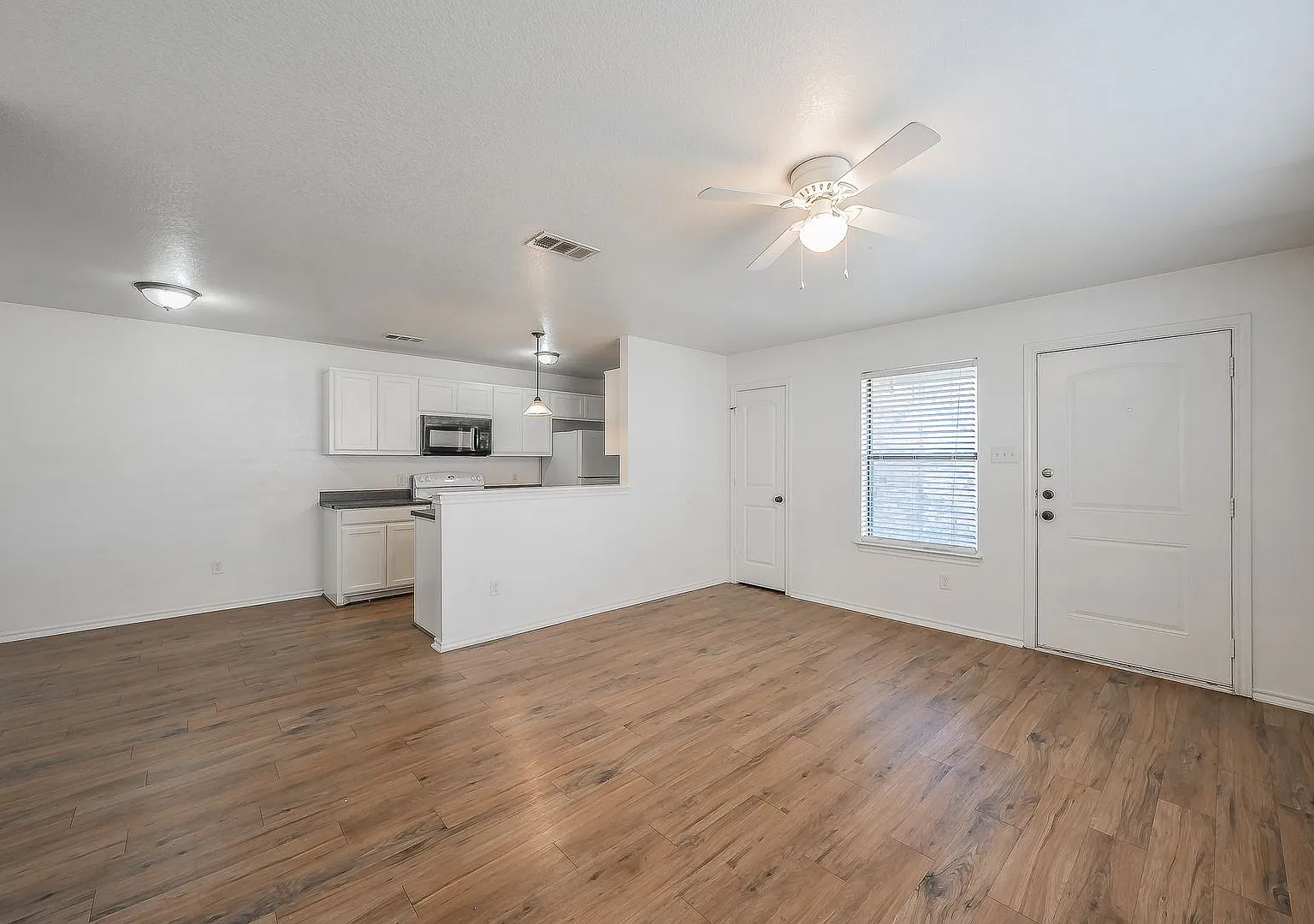 Spacious 3 Bed, 2 Bath Duplex — Photo 4