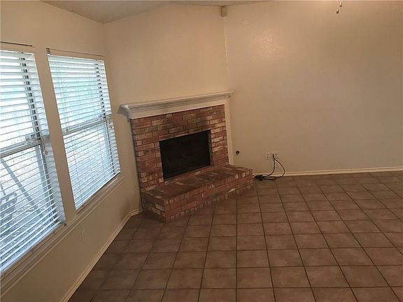 2nd image of 3207 Kingsbury Dr
