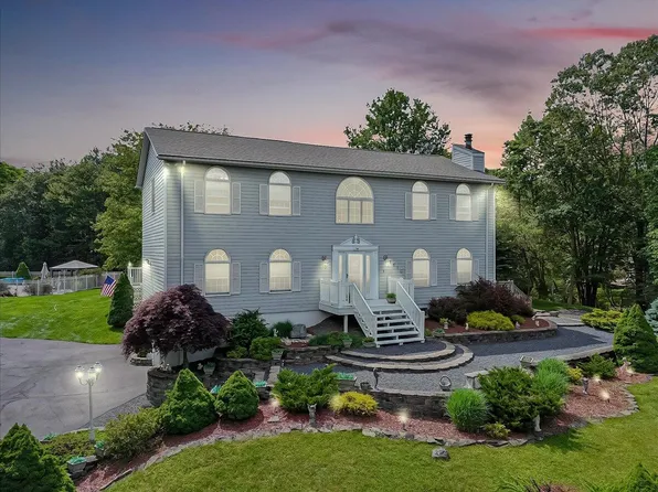 1697 Glade Dr, Long Pond, PA 18334