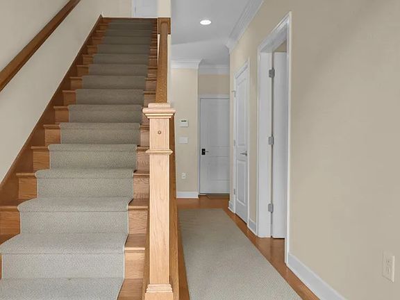 1st Floor Staircase, Entry