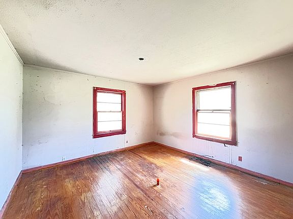 5th image of 1364 Evergreen Rd