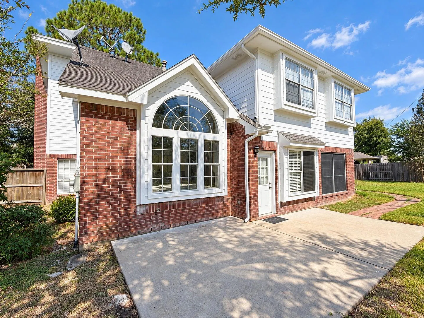 4 bed, 2.5 bath, 2309 sqft, $2,500 — Photo 2