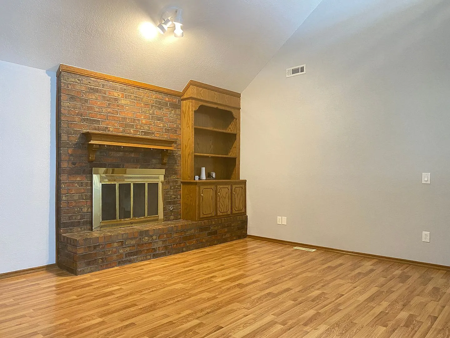Coming Soon! Absolutely Gorgeous Home in Moore with Spacious Open Layout!! — Photo 3