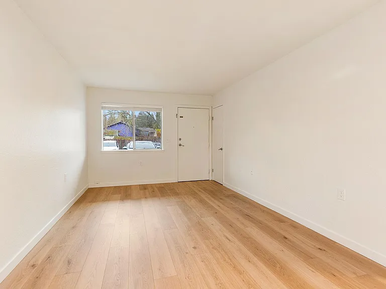 Crestwood Place — Photo 4