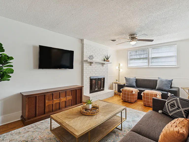 1104 Dickson Ave — Photo 30