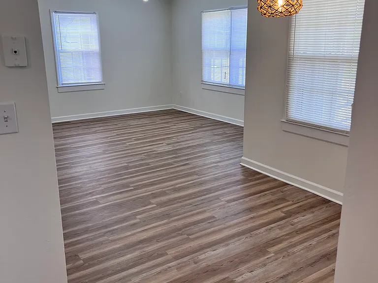 1135 W Thomas St — Photo 5