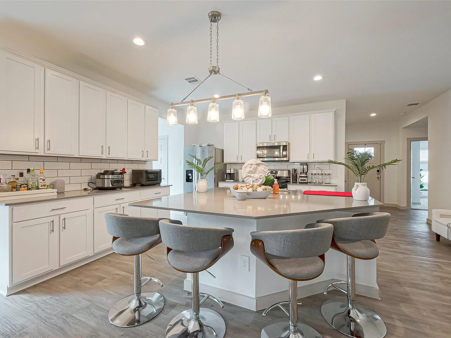4 bed, 2.0 bath, 2032 sqft, $2,400 — Photo 3