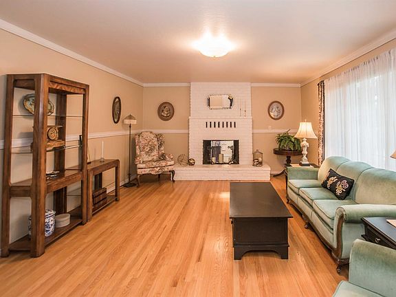 4th image of 9880 Sheldon Rd