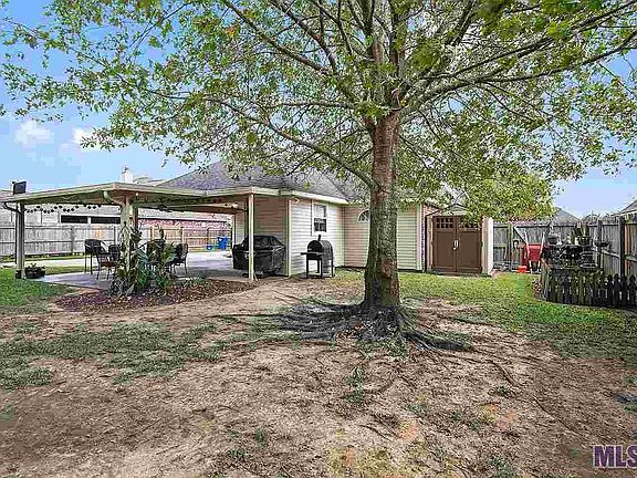 4th image of 36137 Norfolk Ave
