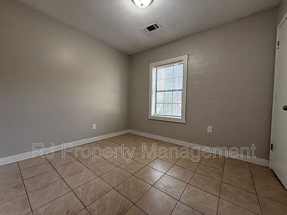 5th image of 1384 S Wellington St
