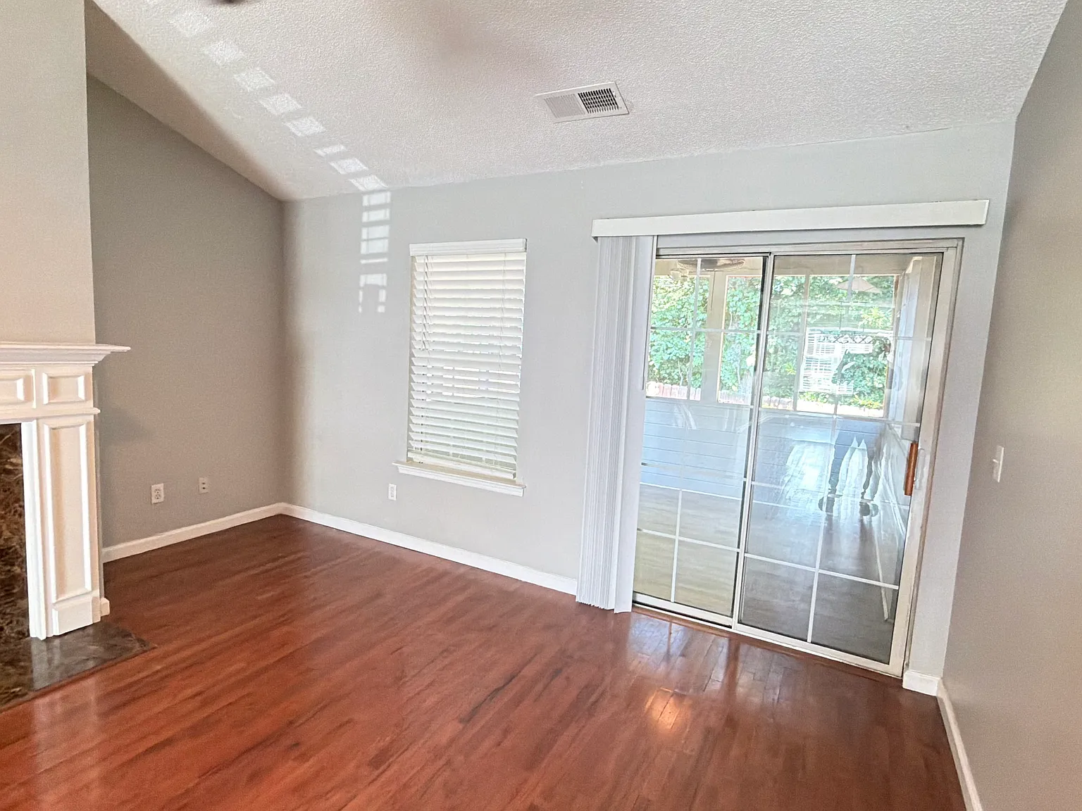 3 bed, 1400 sqft, $1,900 — Photo 3