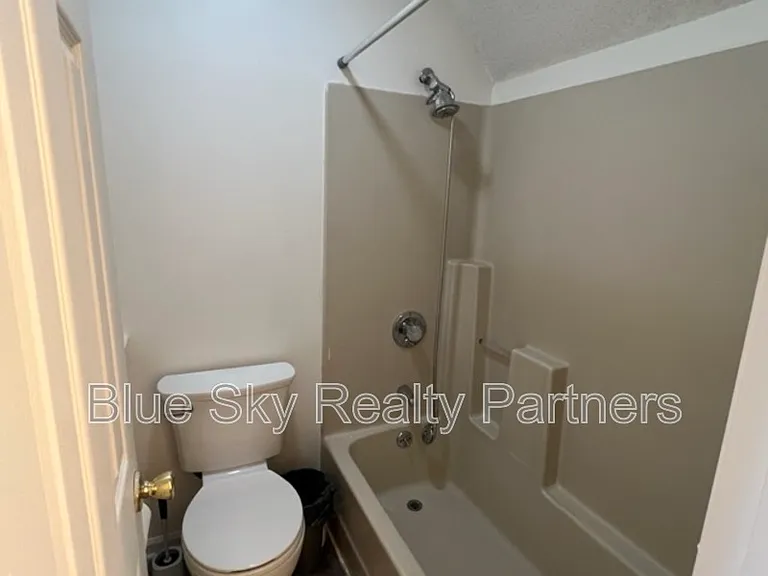 2119 Silverbrook Dr — Photo 16