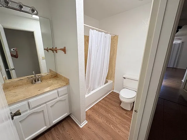 Hallway/Guest bath (full)