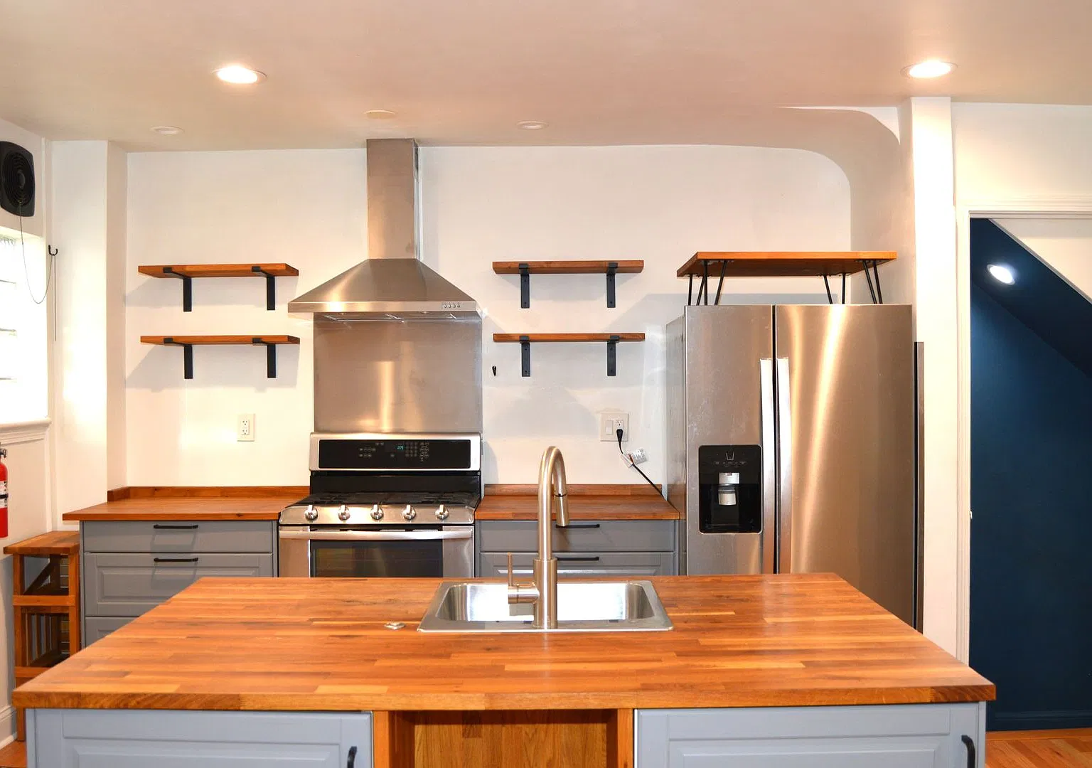 !!Gorgeous & bright 3 Bedroom Home for rent in Capitol View — Photo 3