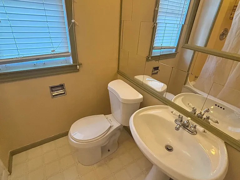 418 N Foster Ave — Photo 5