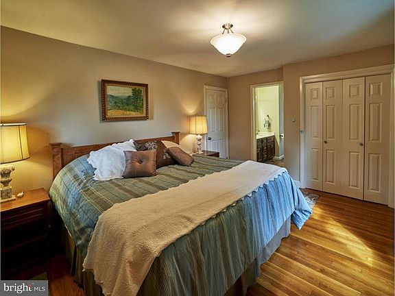 Master Bedroom (with King bed)