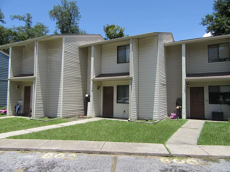 802 West St — Photo 1