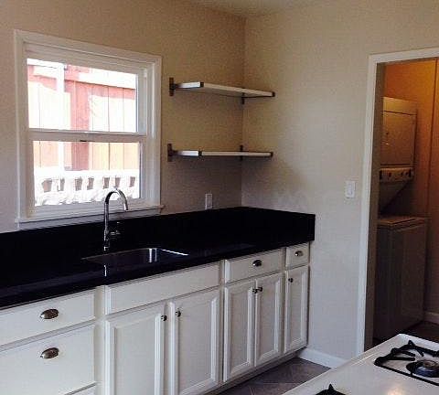 Kitchen w/ gas stove