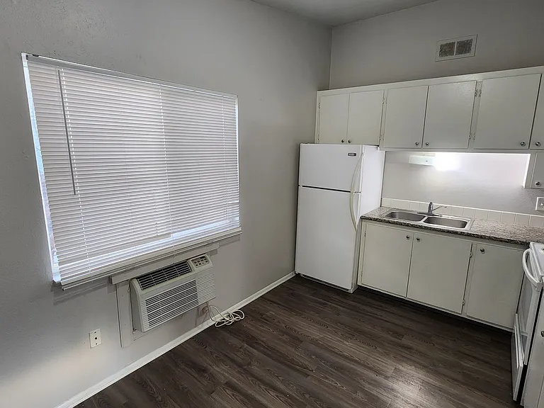 2926 Eliot Cir #4 — Photo 2