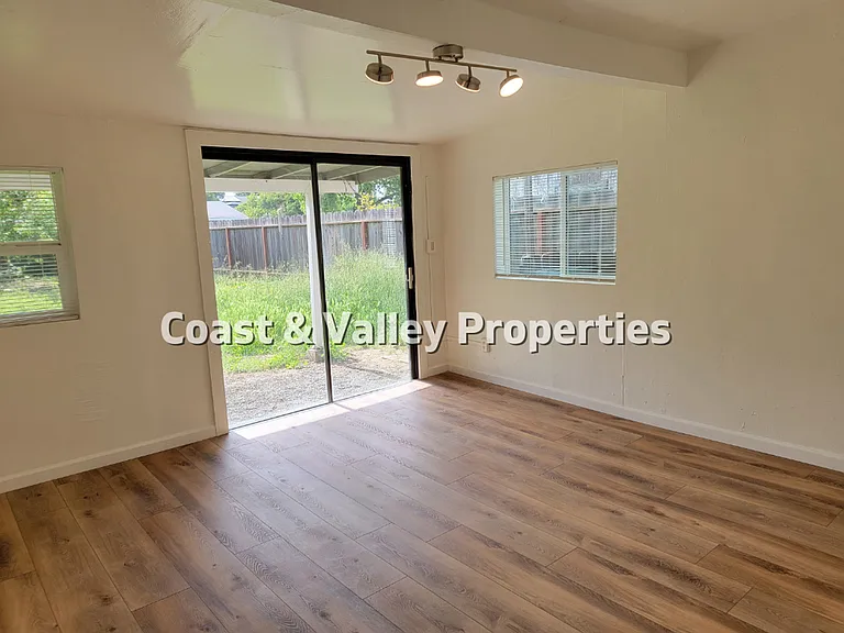 923 Prune St — Photo 3