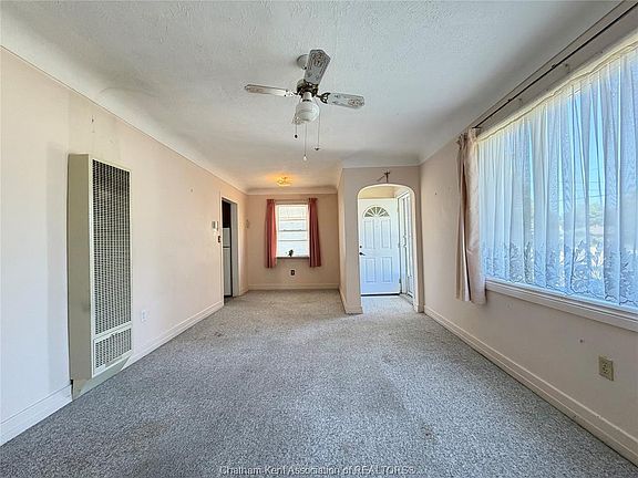 4th image of 32 Warwick Dr