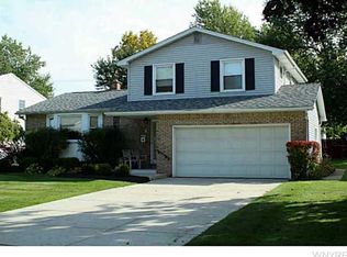 47 Robin Hill Dr, Williamsville, NY 14221