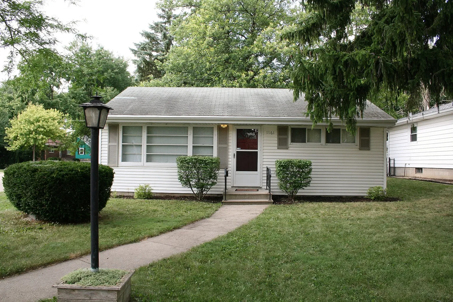 1161 W Marion St photo 1