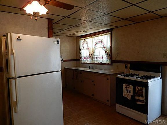 3rd image of 2054 Niagara St